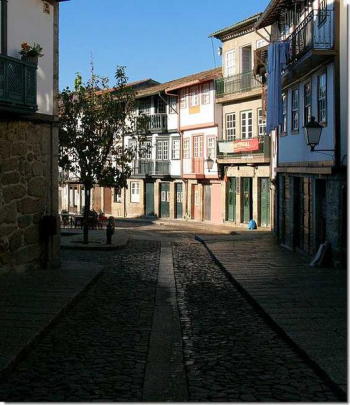 guimaraes_entrada_da_praca_de_santiago.jpg